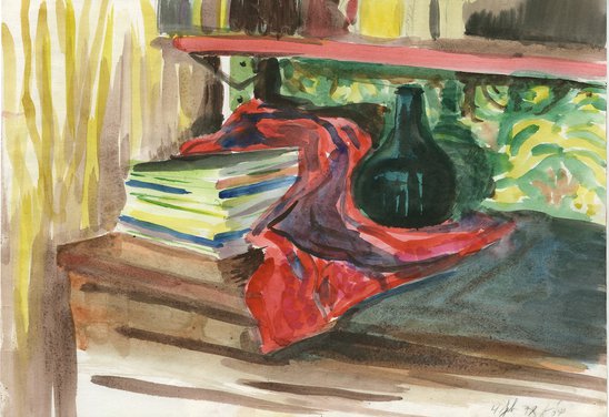 Uppstilling með bókum og flösku.