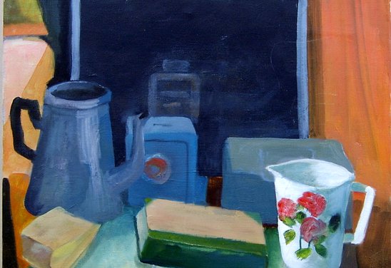 Uppstilling með kaffikönnu og bók