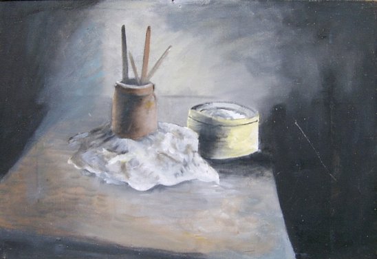 Uppstilling með penslum í krukku.